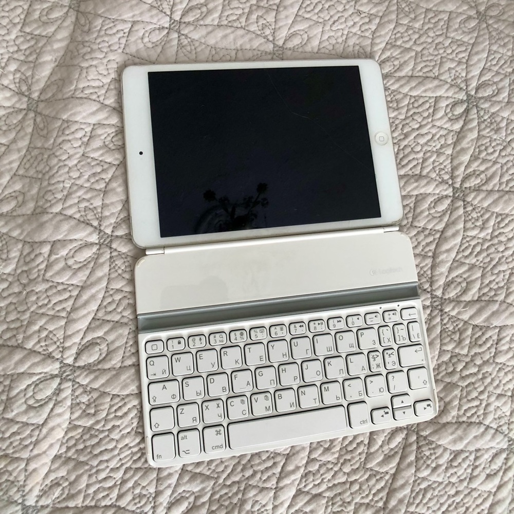 Logitech ultrathin keyboard Bluetooth iPad cover